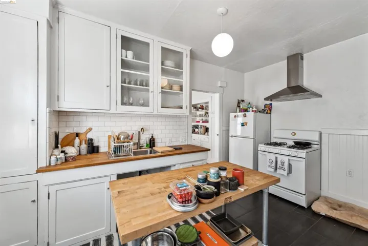 985 - Tenant Unit