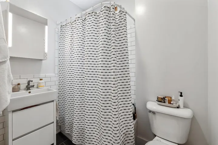 985 - Tenant Unit