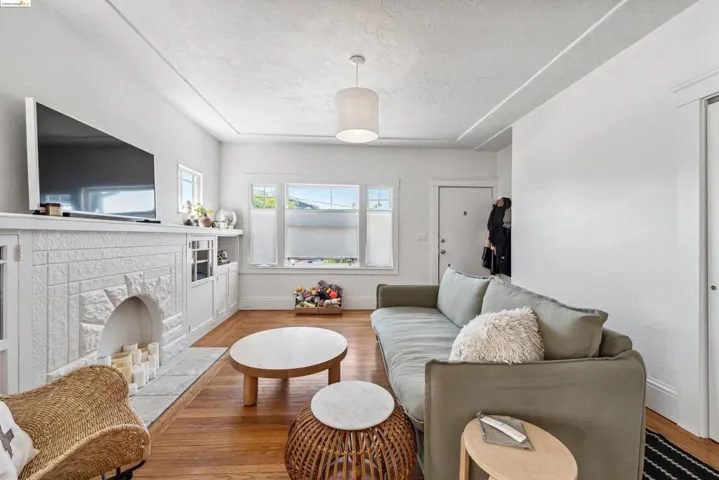 985 - Tenant Unit