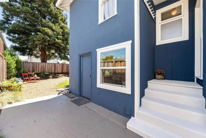 Step Down to Bonus Room-Laundry