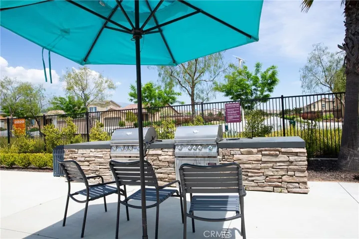 The many umbrellas keep you out of the sun while waiting for the food to cook.