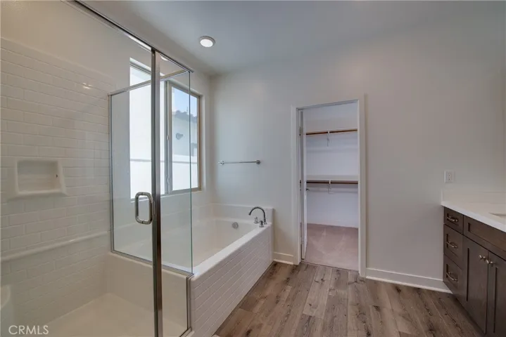 The shower and bathtub in the primary bathroom are spotless.