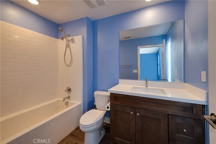 The en-suite in Bedroom 3 has a shower/bathtub combination.