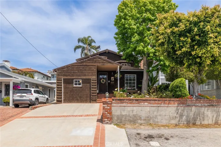 2304 Pine Avenue, Manhattan Beach, California 90266