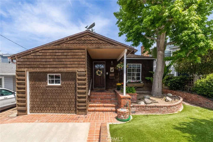 2304 Pine Avenue, Manhattan Beach, California 90266