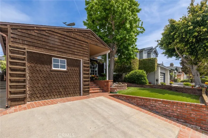 2304 Pine Avenue, Manhattan Beach, California 90266