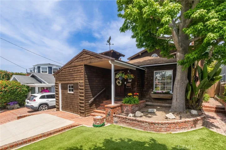 2304 Pine Avenue, Manhattan Beach, California 90266