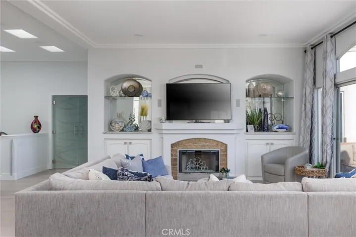 Living Room with fireplace