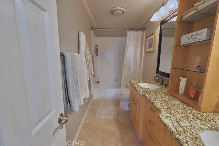 Upstairs hallway bath with dual sinks and tub/shower combination