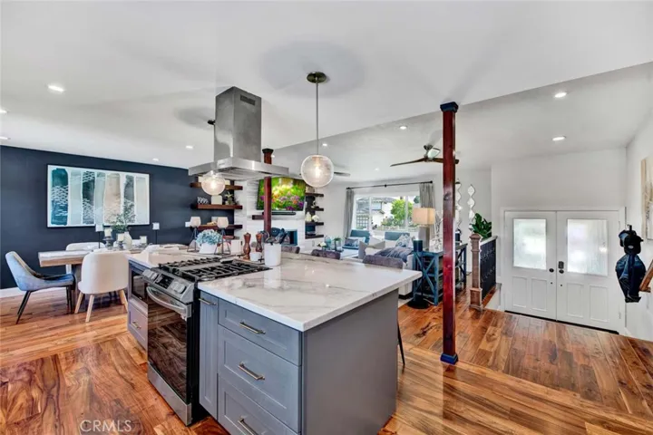 Center Island w/Seating & Pendant Lights, Quartz Countertops
