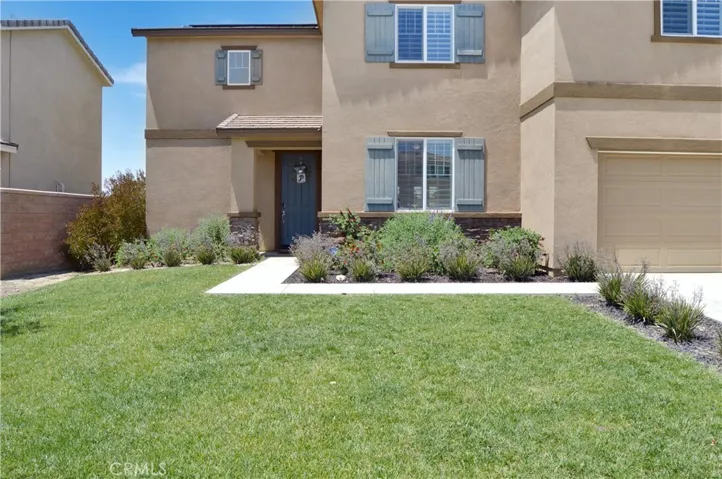 Welcoming front yard