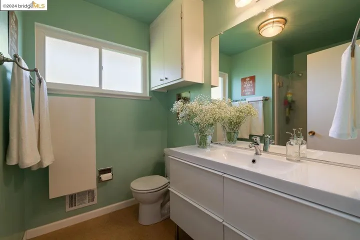 12901 Brookpark Rd, Oakland, California 94619