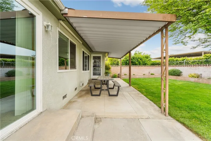 Unit 1 - 2 Bedroom & 1 & 3/4 Bathroom/Backyard