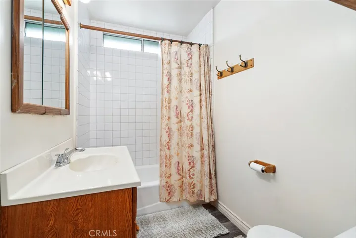 Unit 2 - 2 Bedroom & 1 Bathroom/Bathroom