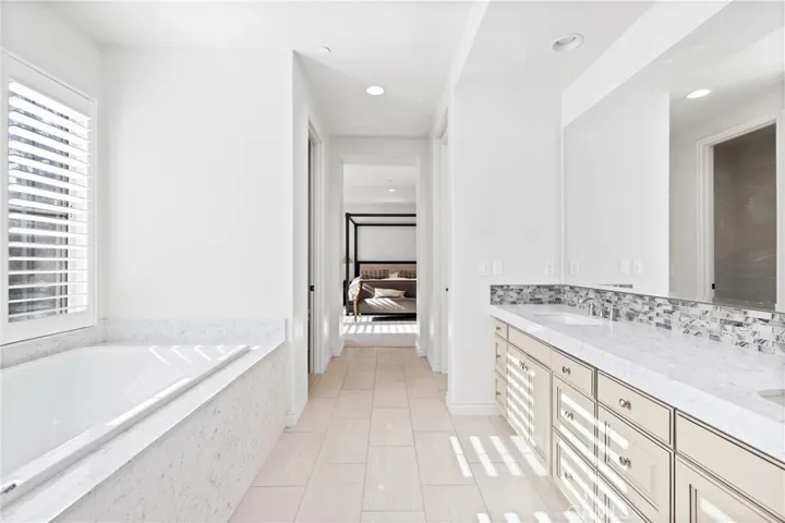 24 Shadybend, Irvine, California 92602