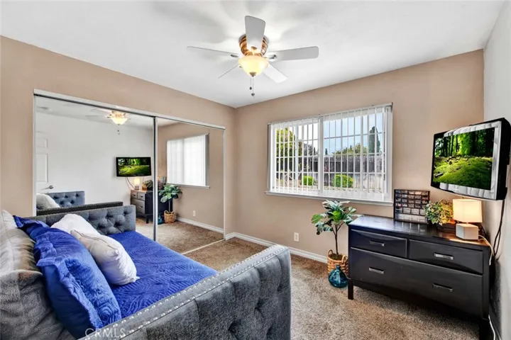 Third bedroom with mirrored doors.