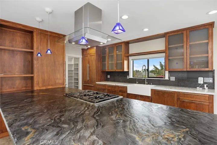 Gas cooktop is conveniently located right in the middle of the kitchen island.