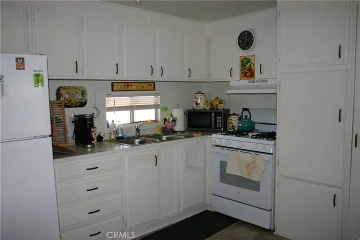 332 N Lyon Avenue 29, Hemet, California 92543