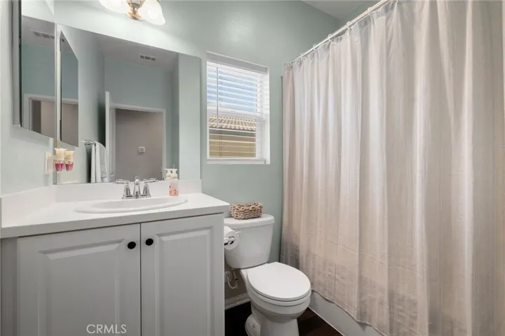 Main floor full bathroom