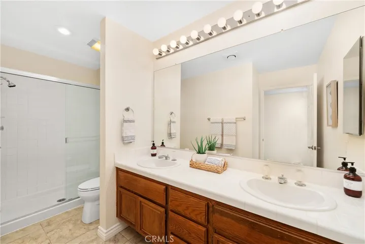 2nd Bathroom w/Double Vanities