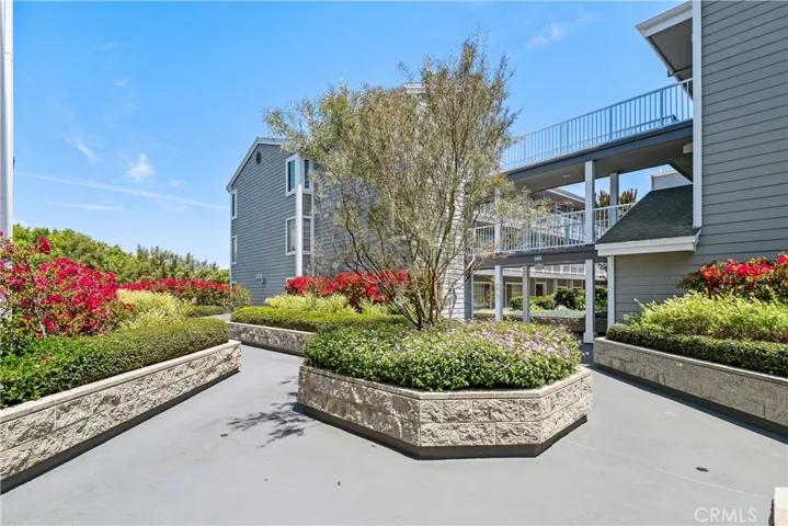 Courtyard to Building 1414
