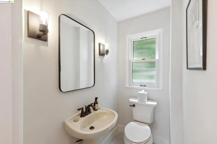 1917 Oak Crest Dr, Oakland, California 94602