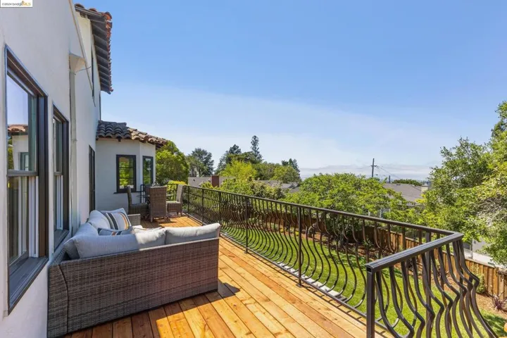 1917 Oak Crest Dr, Oakland, California 94602