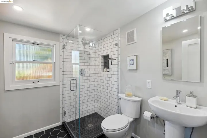 1917 Oak Crest Dr, Oakland, California 94602