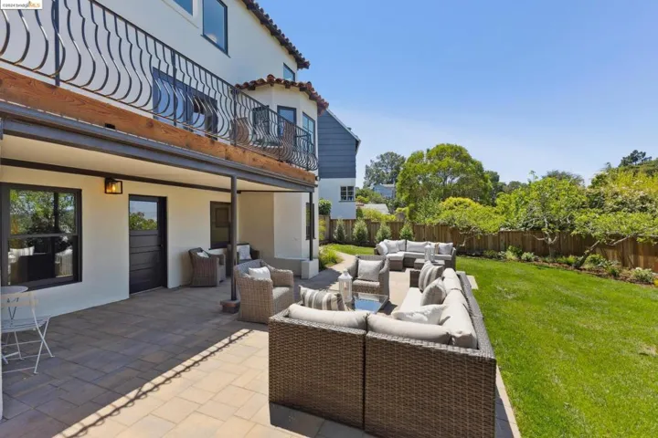 1917 Oak Crest Dr, Oakland, California 94602