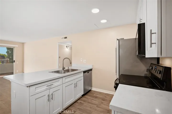 View from the corner of the dining area towards the kitchen and park of the livingroom.