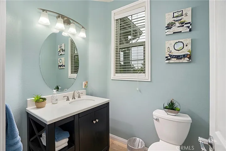 1/2 downstairs bath