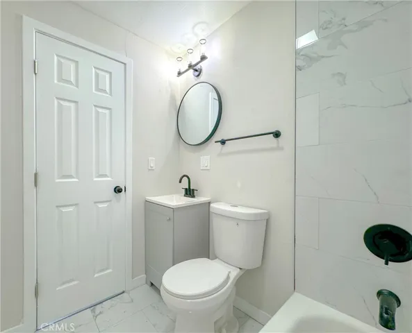 2nd unit bathroom