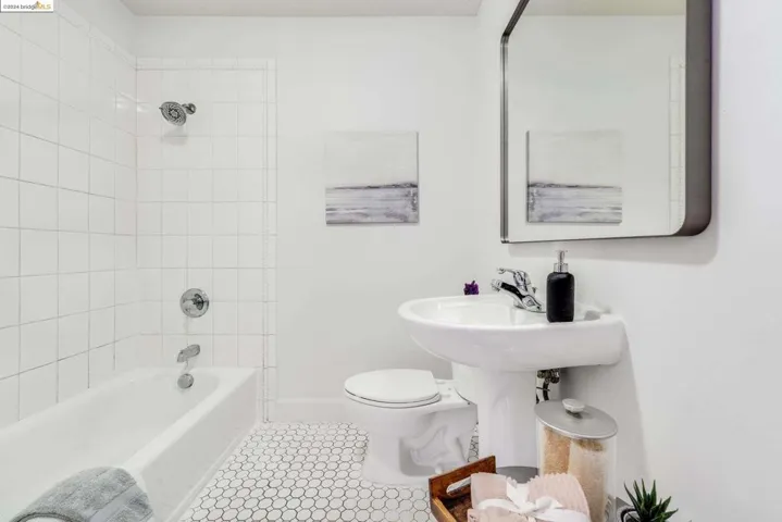 2842 Adeline St 2, Oakland, California 94608