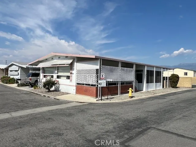 MOBILE SITS ON A CORNER LOT