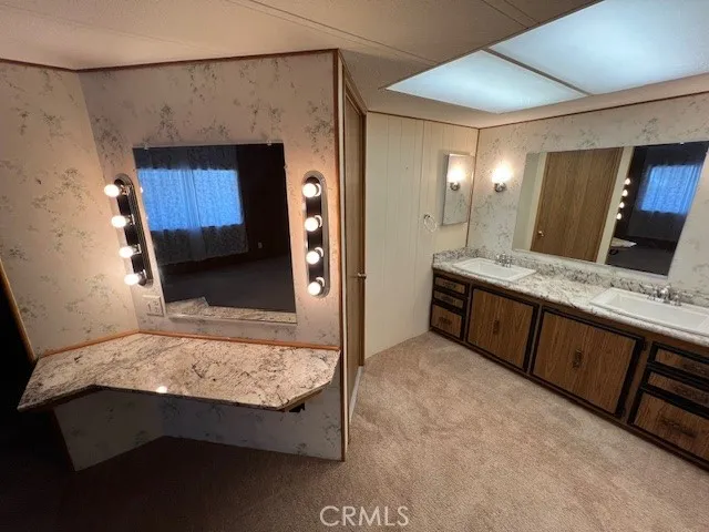VANITY AREA FLOWS INTO MASTER BATHRM