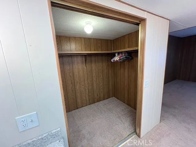 WALK IN CLOSET