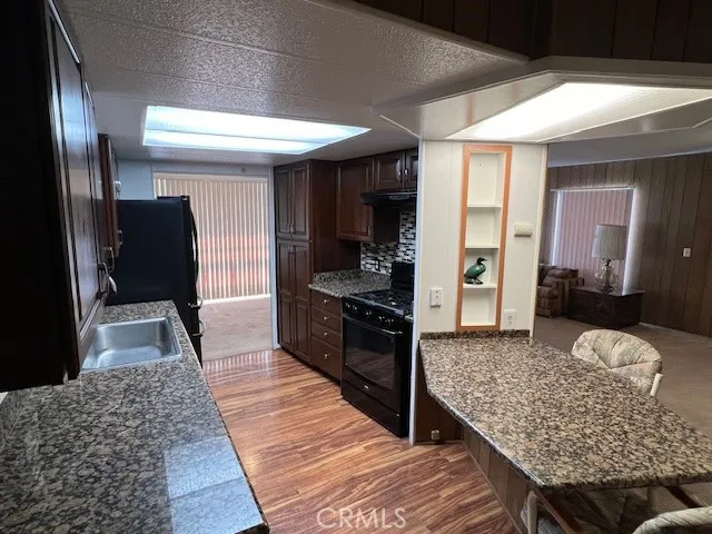 GRANITE COUNTERS IN KITCHEN