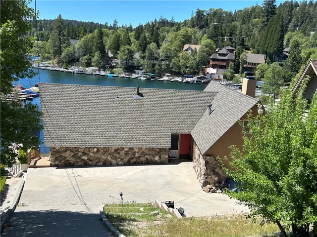 Street View, driveway to front door- level entry