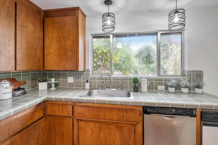 21 Enos Lane, Watsonville, California 95076