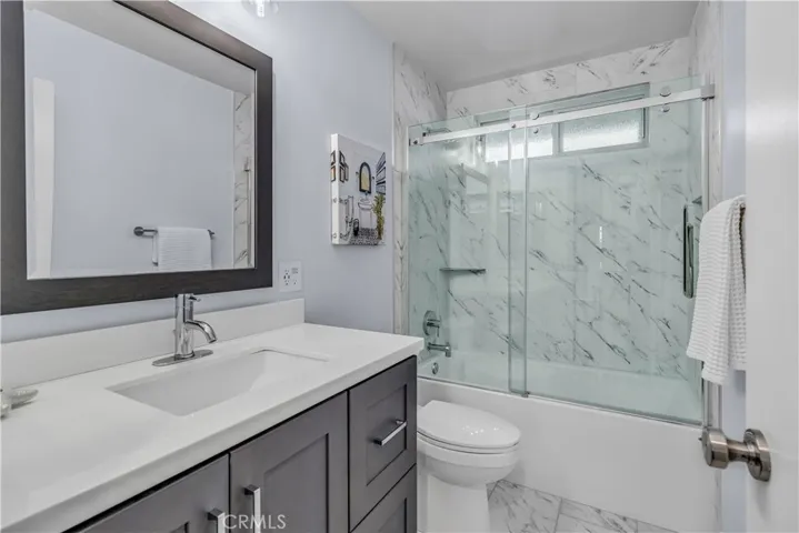 Secondary bathroom - Beautifully remodeled