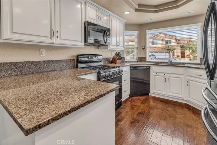 Light and bright kitchen with garnet countertops