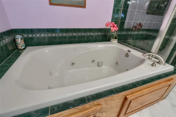 Jacuzzi Tub w/walk in Shower