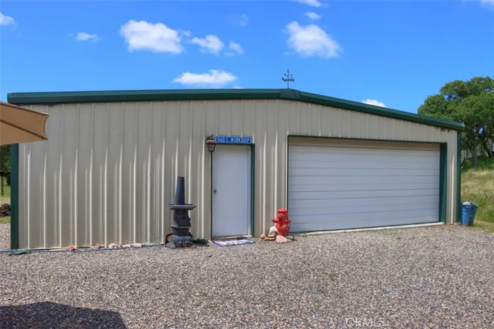 40' x 40' metal workshop or 8 car garage