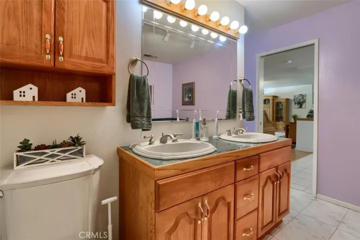 Primary Bath w/large jacuzzi tub