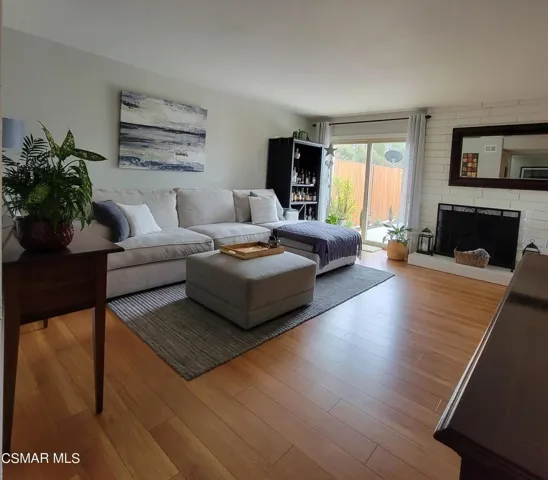 534 Knollview Ln Living Room 1