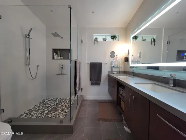 534 Knollview Ln Primary Bathroom 1