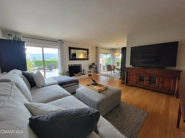 534 Knollview Ln Living Room 2