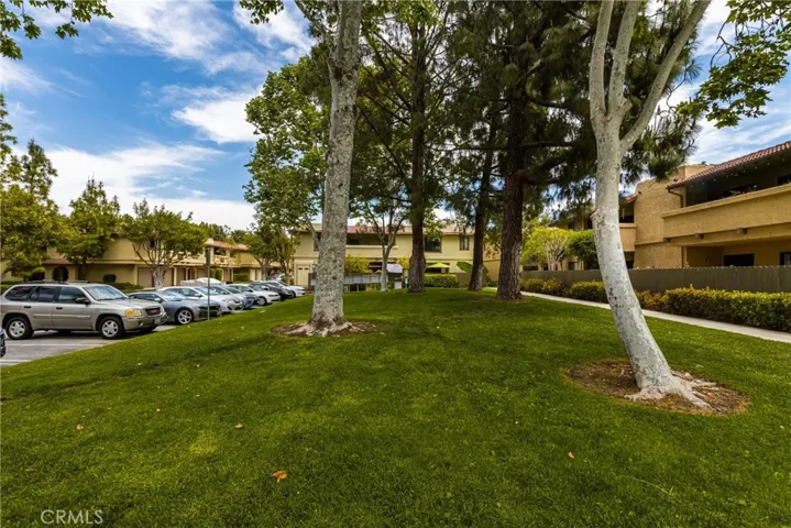 nice greenbelts maintained by the HOA
