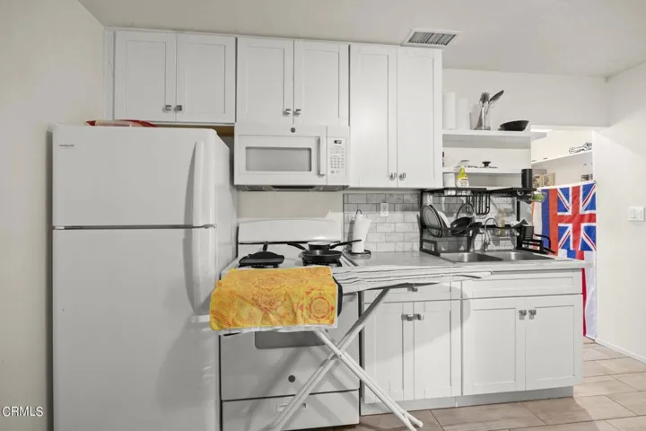 21-web-or-mls-UpmarketMedia_160oak-9