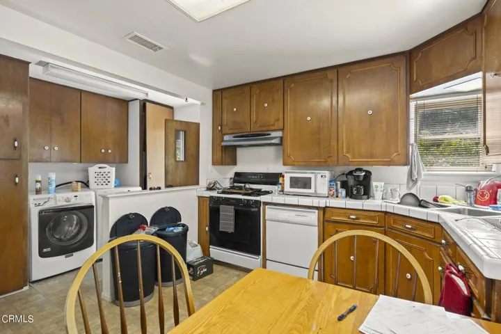 7-web-or-mls-UpmarketMedia_160oak-39